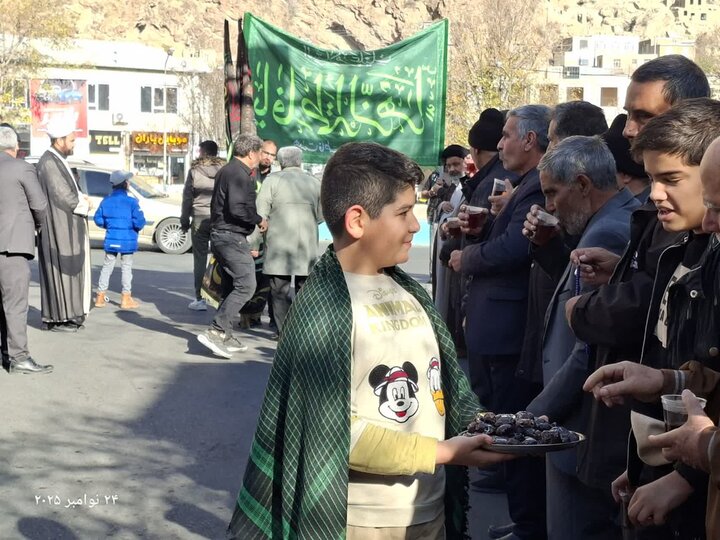 تصاویر/ راه اندای ایستگاه صلواتی توسط طلاب مدرسه علمیه امام خمینی (ره) ماکو در سالروز شهادت حضرت زهرا (س)