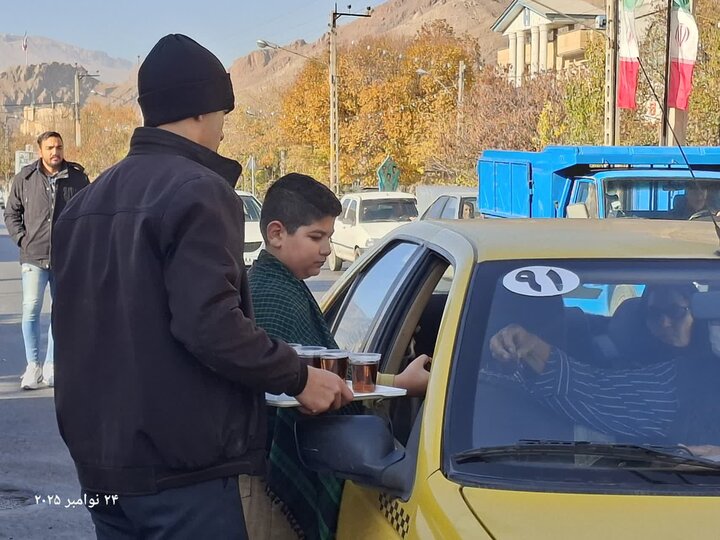 تصاویر/ راه اندای ایستگاه صلواتی توسط طلاب مدرسه علمیه امام خمینی (ره) ماکو در سالروز شهادت حضرت زهرا (س)