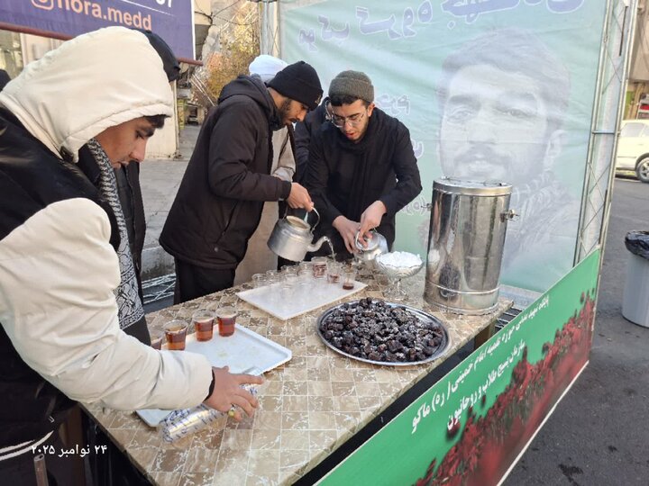 تصاویر/ راه اندای ایستگاه صلواتی توسط طلاب مدرسه علمیه امام خمینی (ره) ماکو در سالروز شهادت حضرت زهرا (س)