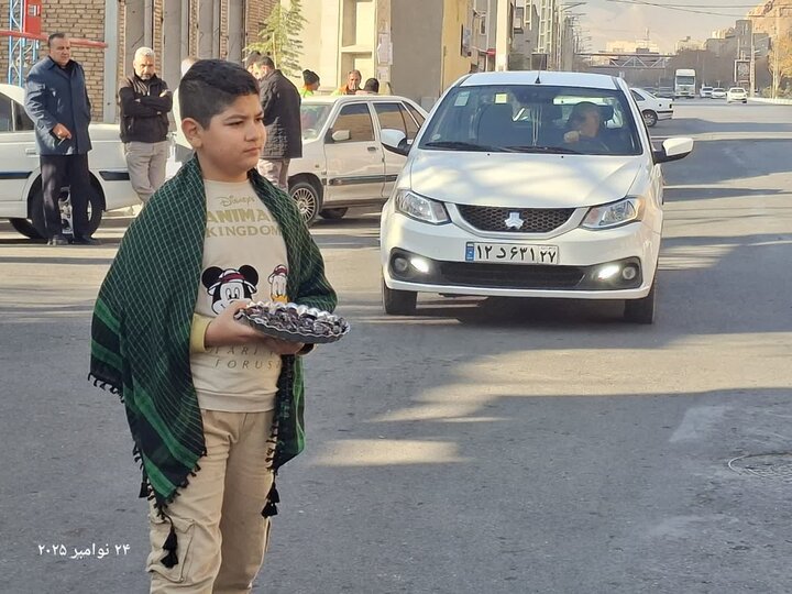 تصاویر/ راه اندای ایستگاه صلواتی توسط طلاب مدرسه علمیه امام خمینی (ره) ماکو در سالروز شهادت حضرت زهرا (س)