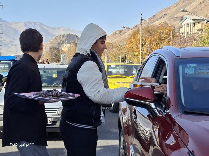 تصاویر/ راه اندای ایستگاه صلواتی توسط طلاب مدرسه علمیه امام خمینی (ره) ماکو در سالروز شهادت حضرت زهرا (س)