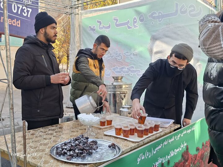 تصاویر/ راه اندای ایستگاه صلواتی توسط طلاب مدرسه علمیه امام خمینی (ره) ماکو در سالروز شهادت حضرت زهرا (س)