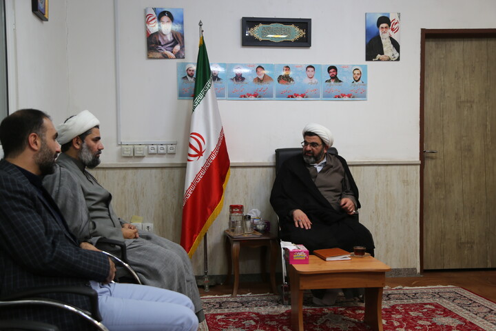 دیدار جمعی از مدیران شهرداری اهواز با مدیر حوزه علمیه خوزستان
