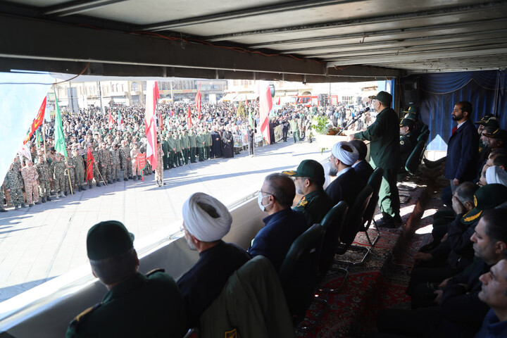 تصاویر /  اجتماع ۱۲ هزار نفری بسیجیان "برای ایران" در همدان