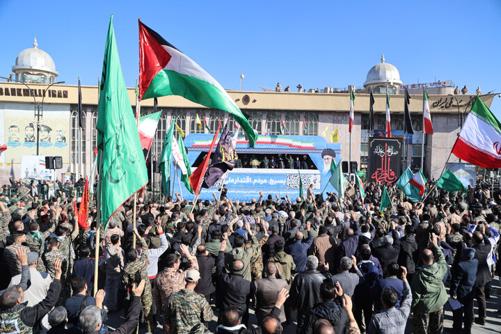 تصاویر /  اجتماع ۱۲ هزار نفری بسیجیان "برای ایران" در همدان