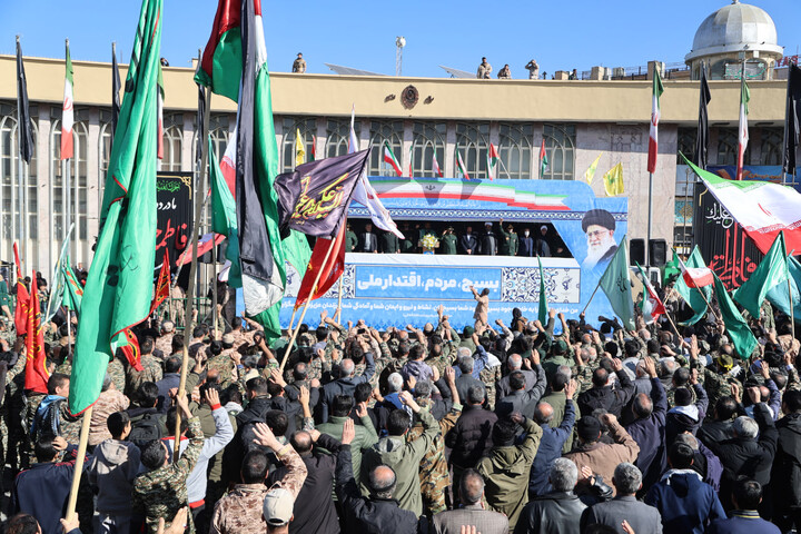 تصاویر /  اجتماع ۱۲ هزار نفری بسیجیان "برای ایران" در همدان