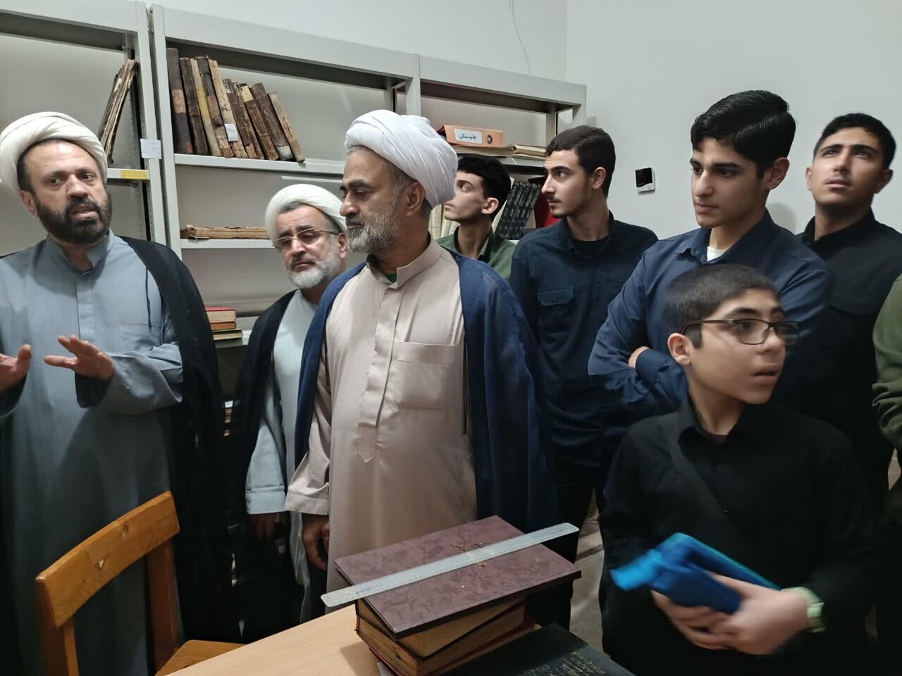 حضور طلاب در نمایشگاه «نسخ سنگی و خطی» کتابخانه اهل‌بیت(ع) آستانه اشرفیه