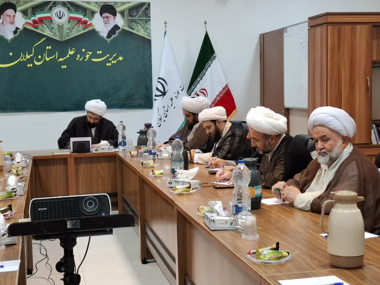 نشست مدیران مدارس و معاونین استانی در مدیریت حوزه علمیه گیلان برگزار شد