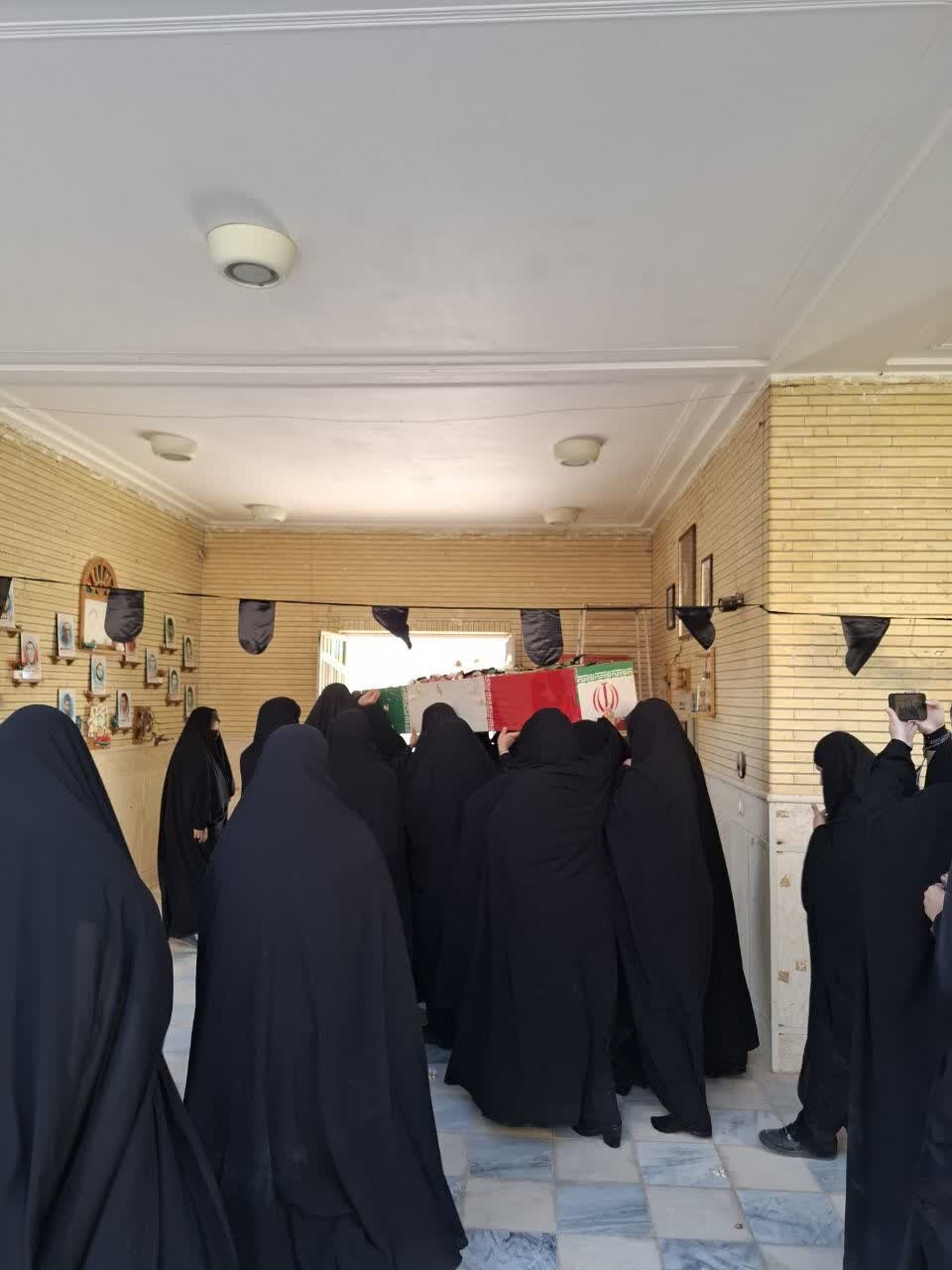 استقبال طلاب خواهر از شهید گمنام در مدرسه علمیه تخصصی فاطمه الزهرا (س) اردکان