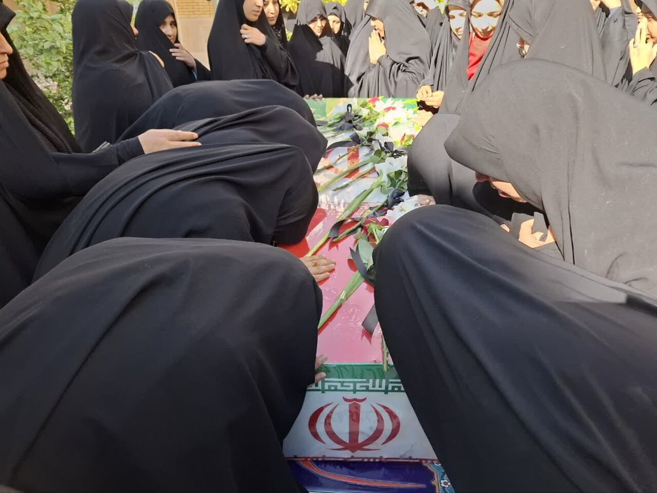 استقبال طلاب خواهر از شهید گمنام در مدرسه علمیه تخصصی فاطمه الزهرا (س) اردکان