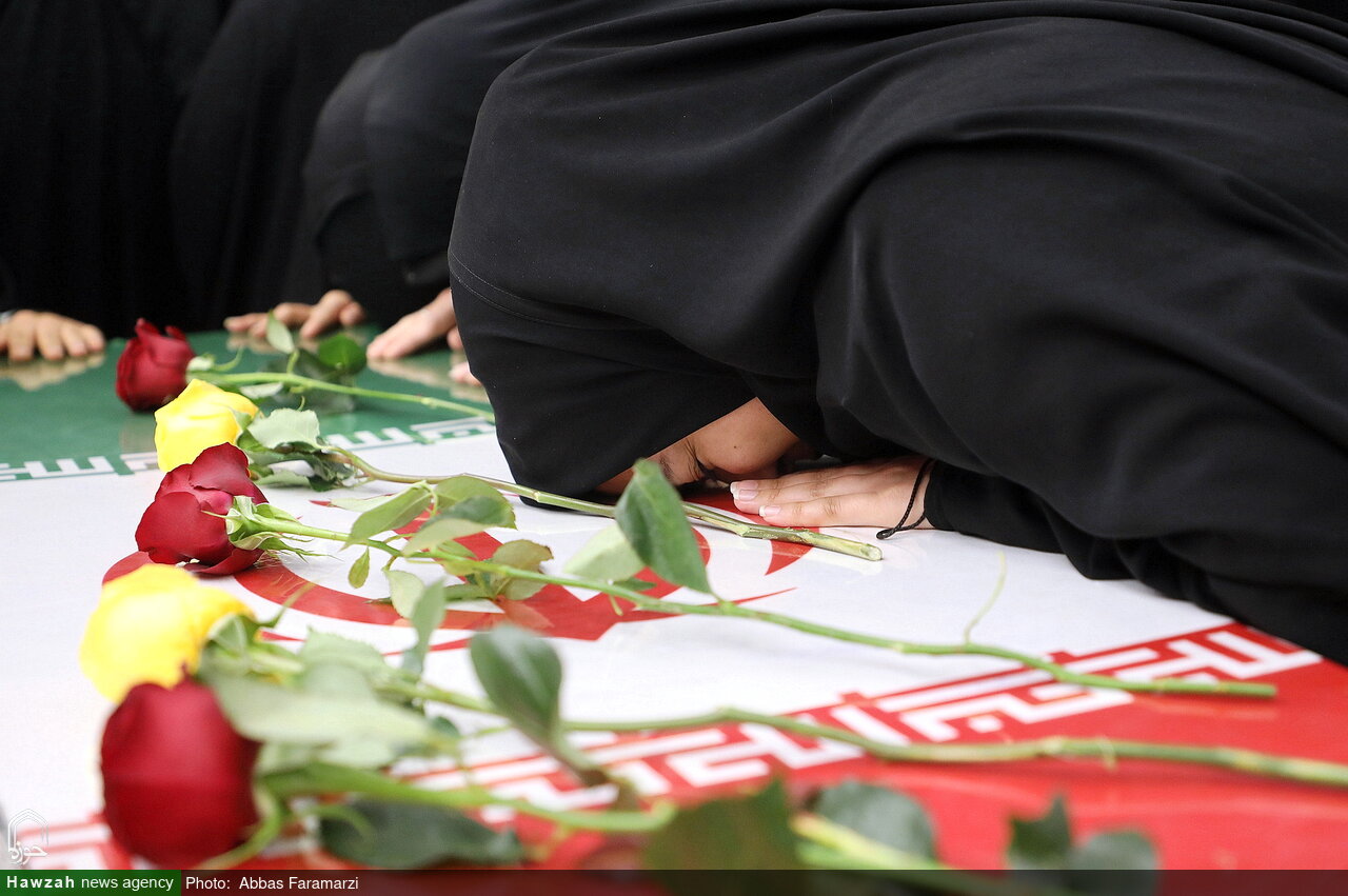 تجدید عهد بانوان طلبه بسیجی با آرمان‌های انقلاب اسلامی در حضور شهدای گمنام