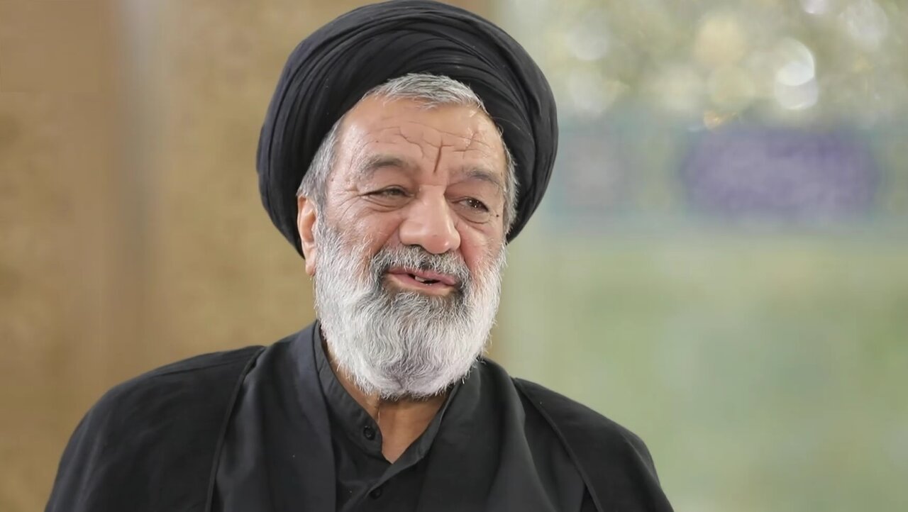 حل مشکلات اقتصادی جز با قناعت و اتکا به خدا امکان‌پذیر نیست