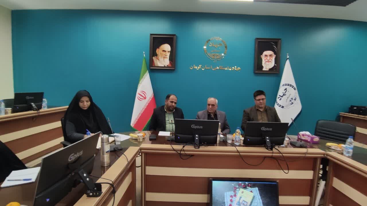 تصاویر/ نشست مروجین کتاب و کتابخوانی در کرمان