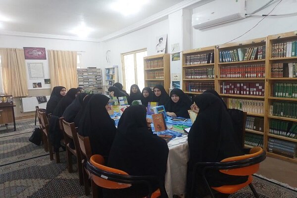 نشست هم‌اندیشی «نقش مطالعه و کتابخوانی در شخصیت افراد» در پارس‌آباد برگزار شد 