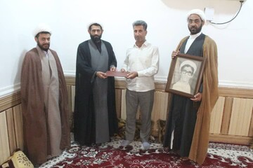 دیدار طلاب مدرسه علمیه جزائریه با خانواده شهدای روحانی شهرستان شوشتر+عکس