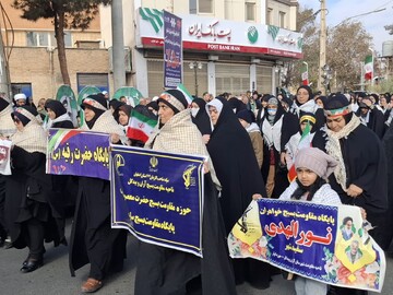 فیلم| برگزاری رژه پایگاه‌های بسیج خواهران آران وبیدگل به مناست ۵ آذر