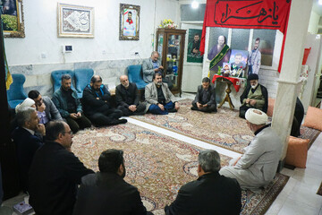 تصاویر/ دیدار جمعی از اهالی رسانه قم با خانواده شهید بسیجی مختارزاده