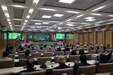 تصاویر/ تجلیل امام جمعه شهرستان خوی از ایثارگران و بسیجیان نمونه ادارات