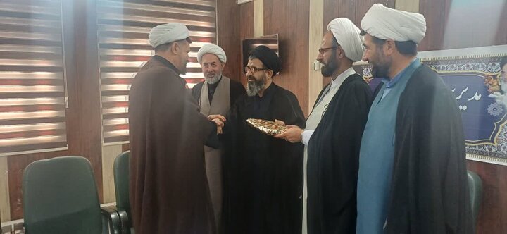 تصاویر/تجلیل از زحمات معاون تبلیغ حوزه علمیه لرستان