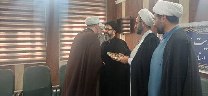 تصاویر/تجلیل از زحمات معاون تبلیغ حوزه علمیه لرستان
