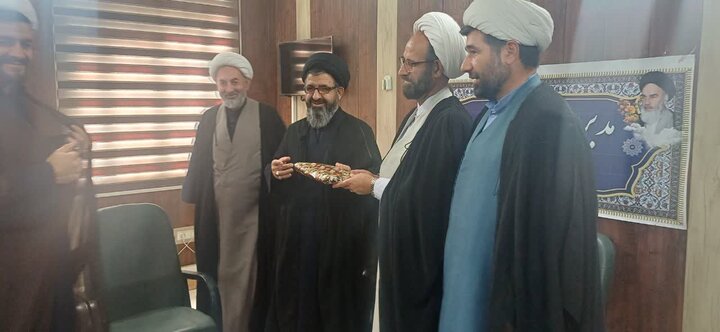 تصاویر/تجلیل از زحمات معاون تبلیغ حوزه علمیه لرستان