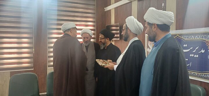 تصاویر/تجلیل از زحمات معاون تبلیغ حوزه علمیه لرستان