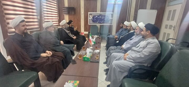 تصاویر/تجلیل از زحمات معاون تبلیغ حوزه علمیه لرستان