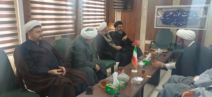 تصاویر/تجلیل از زحمات معاون تبلیغ حوزه علمیه لرستان