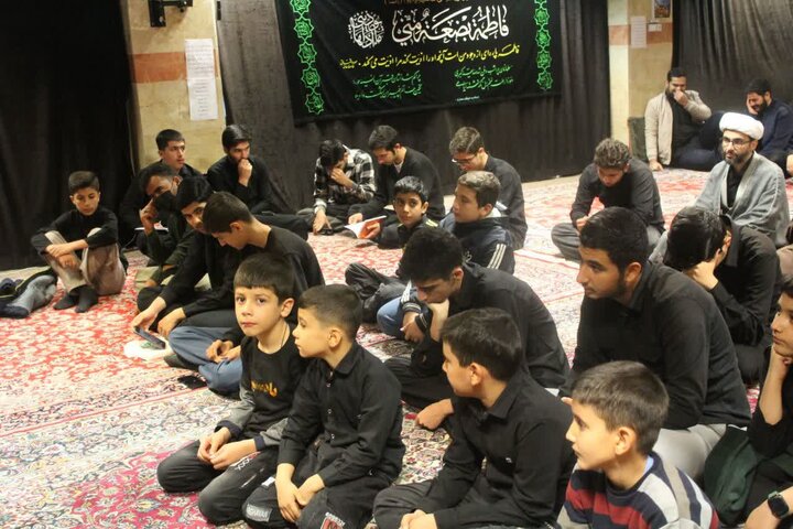 تصاویر/مراسم دعای توسل و مداحی شام شهادت حضرت فاطمه (س) در مدرسه علمیه امام صادق (ع) قروه