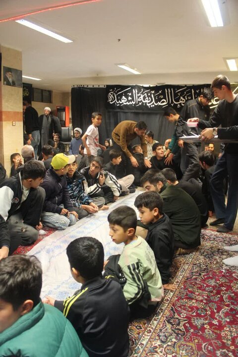 تصاویر/مراسم دعای توسل و مداحی شام شهادت حضرت فاطمه (س) در مدرسه علمیه امام صادق (ع) قروه