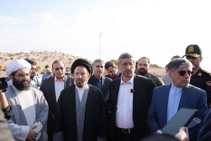 تصاویر/دیدار نماینده ولی فقیه در لرستان و استاندار این استان با مردم رومشکان