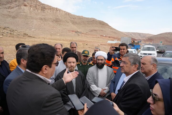 تصاویر/دیدار نماینده ولی فقیه در لرستان و استاندار این استان با مردم رومشکان