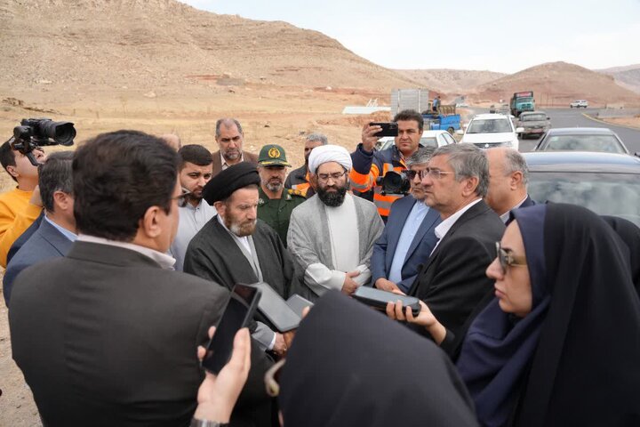 تصاویر/دیدار نماینده ولی فقیه در لرستان و استاندار این استان با مردم رومشکان