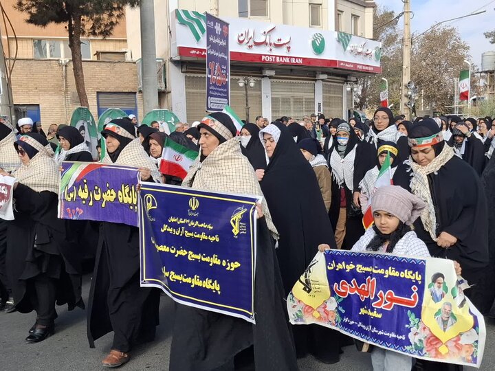 فیلم| برگزاری رژه پایگاه‌های بسیج خواهران آران وبیدگل به مناست ۵ آذر