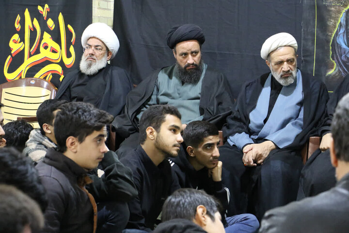 تصاویر| دیدار صمیمی  طلاب مدرسه علمیه امام صادق چهارباغ با آیت الله کریمی جهرمی