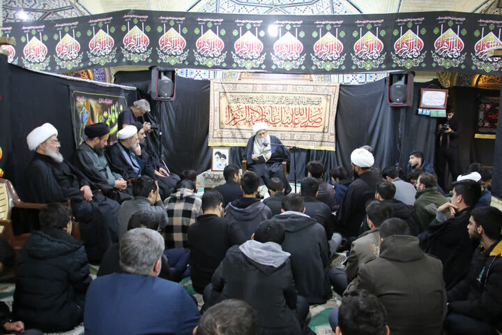 تصاویر| دیدار صمیمی  طلاب مدرسه علمیه امام صادق چهارباغ با آیت الله کریمی جهرمی