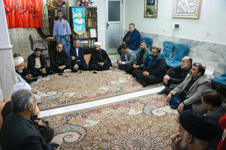 تصاویر/ دیدار جمعی از اهالی رسانه قم با خانواده شهید بسیجی مختارزاده