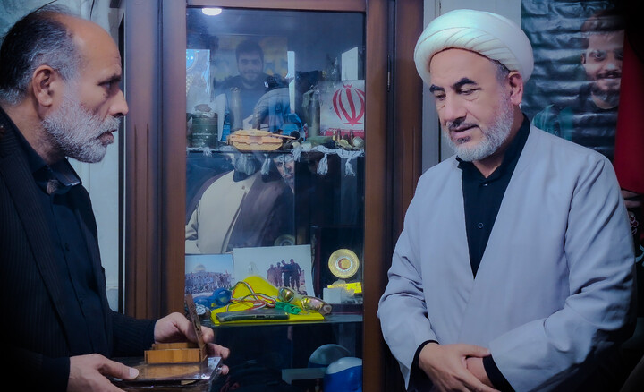 تصاویر/ دیدار جمعی از اهالی رسانه قم با خانواده شهید بسیجی مختارزاده