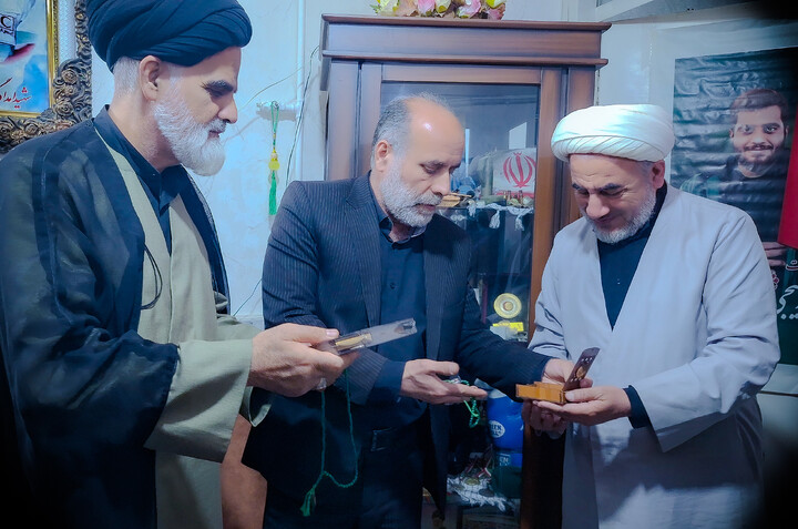 تصاویر/ دیدار جمعی از اهالی رسانه قم با خانواده شهید بسیجی مختارزاده