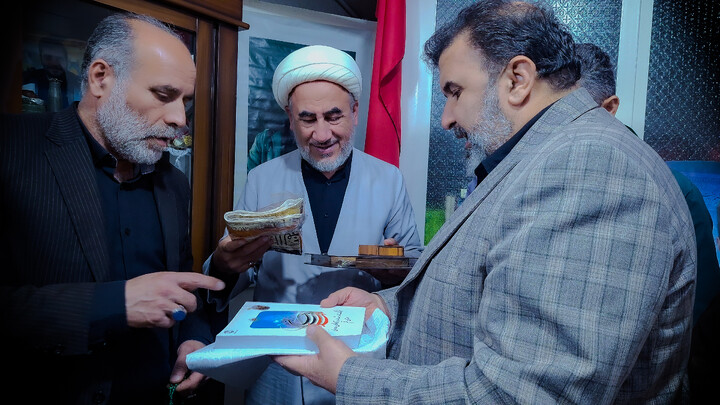 تصاویر/ دیدار جمعی از اهالی رسانه قم با خانواده شهید بسیجی مختارزاده