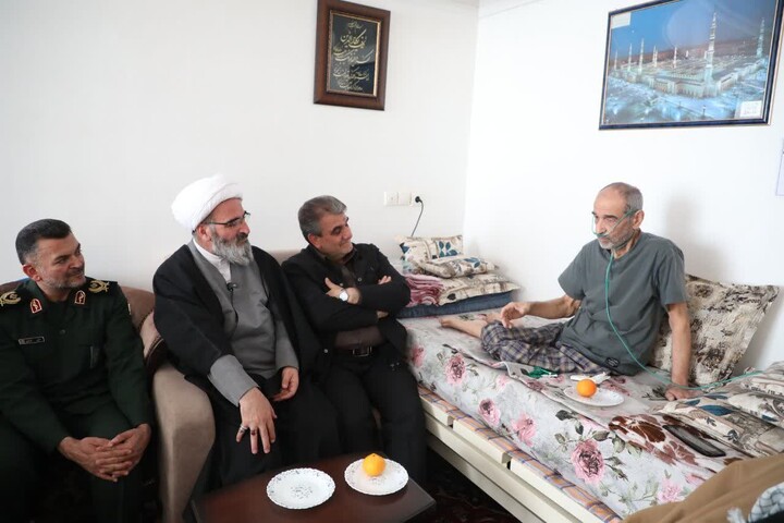 تصاویر/ عیادت نماینده رهبر معظم انقلاب در استان و استاندار سمنان از جانباز قطع نخاعی شاهرودی