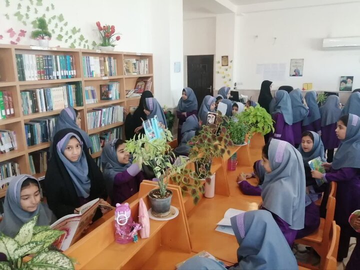 بررسی سیره حضرت زهرا (س) در بازدید علمی از کتابخانه مدرسه علمیه خواهران برازجان