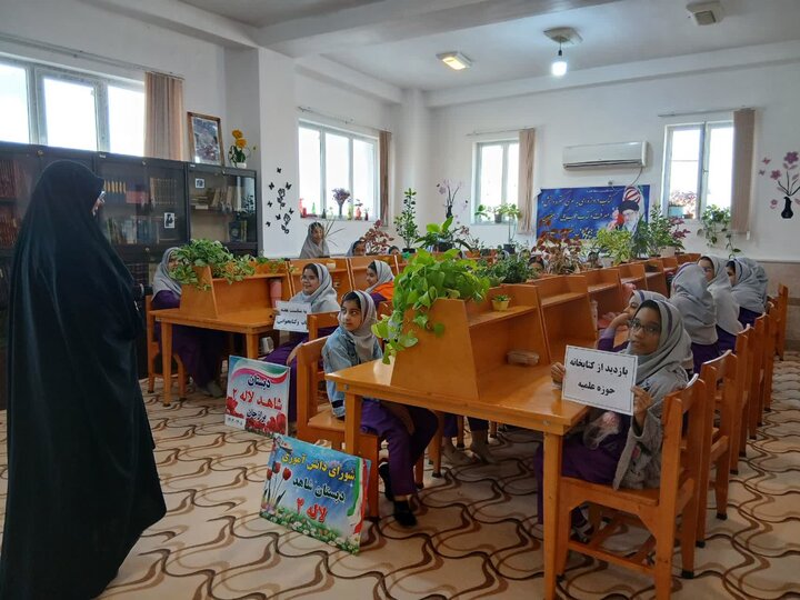 بررسی سیره حضرت زهرا (س) در بازدید علمی از کتابخانه مدرسه علمیه خواهران برازجان