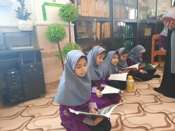 بررسی سیره حضرت زهرا (س) در بازدید علمی از کتابخانه مدرسه علمیه خواهران برازجان