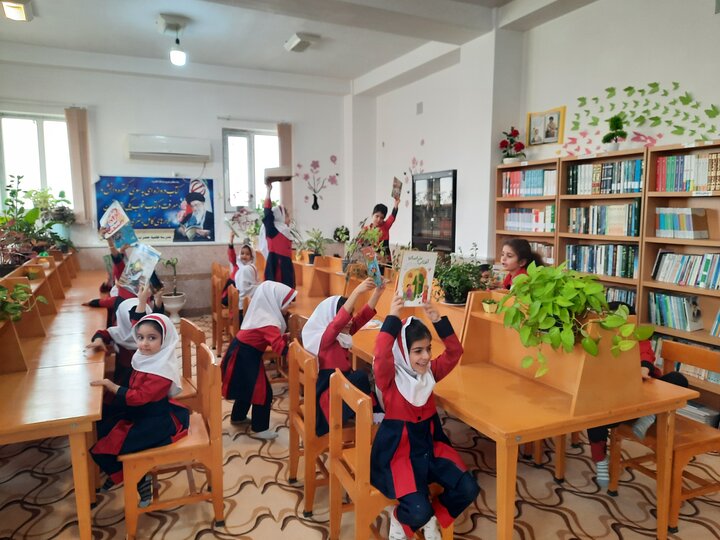 بررسی سیره حضرت زهرا (س) در بازدید علمی از کتابخانه مدرسه علمیه خواهران برازجان