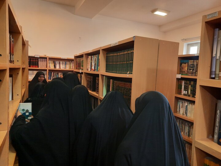 بررسی سیره حضرت زهرا (س) در بازدید علمی از کتابخانه مدرسه علمیه خواهران برازجان