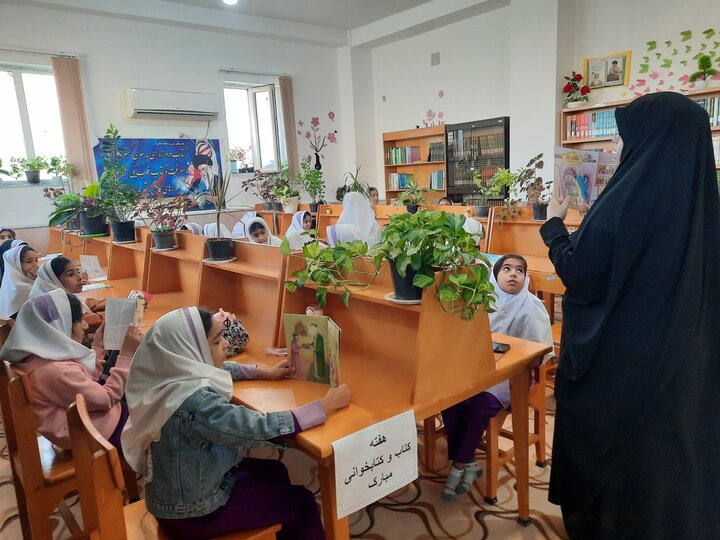 بررسی سیره حضرت زهرا (س) در بازدید علمی از کتابخانه مدرسه علمیه خواهران برازجان