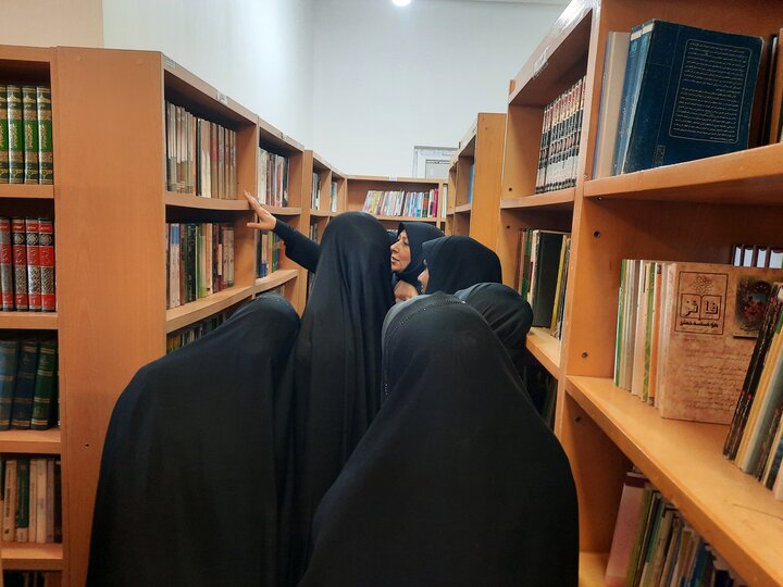 بررسی سیره حضرت زهرا (س) در بازدید علمی از کتابخانه مدرسه علمیه خواهران برازجان