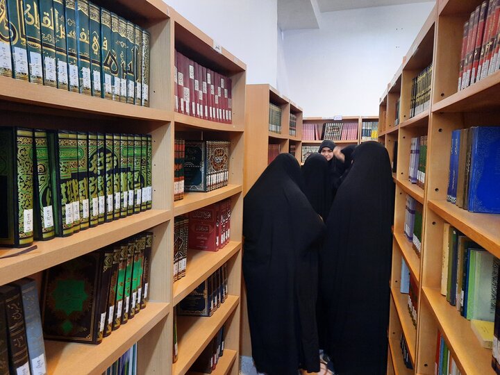 بررسی سیره حضرت زهرا (س) در بازدید علمی از کتابخانه مدرسه علمیه خواهران برازجان