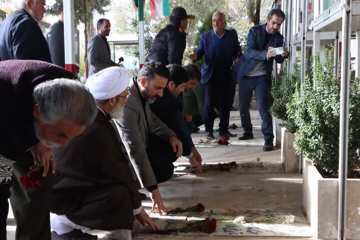 تصاویر/گلباران قبور مطهر شهدا در شهرستان محلات